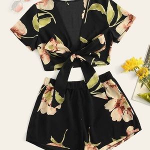 🆕SHEIN plus floral print top with shorts!!